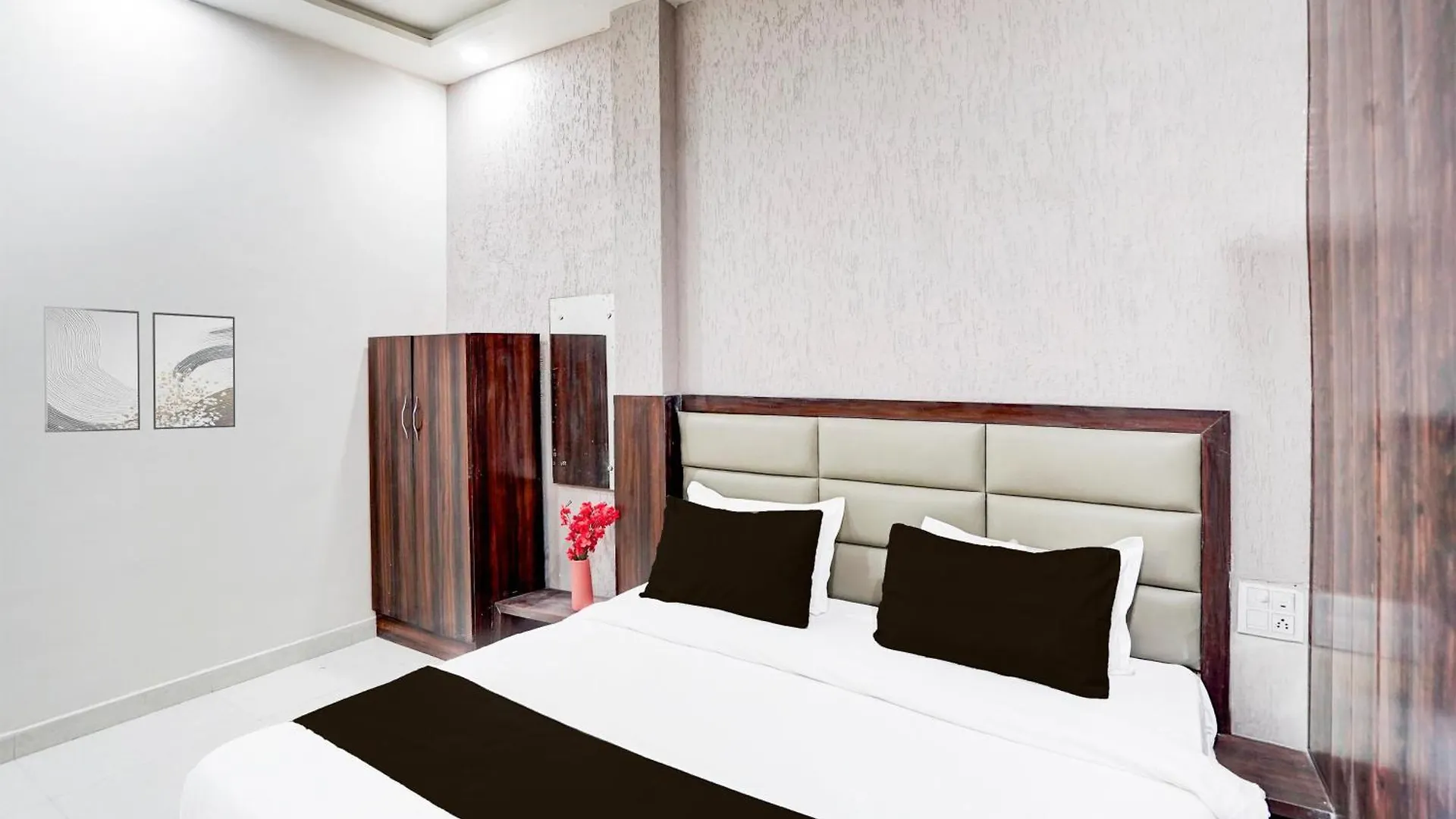 Collection O Taj Nagri Agra Formerly Urban Inn Tajganj