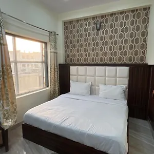 Snow White Budget Family - In House Parking - 5g Wifi- Gyser Facility Hotel